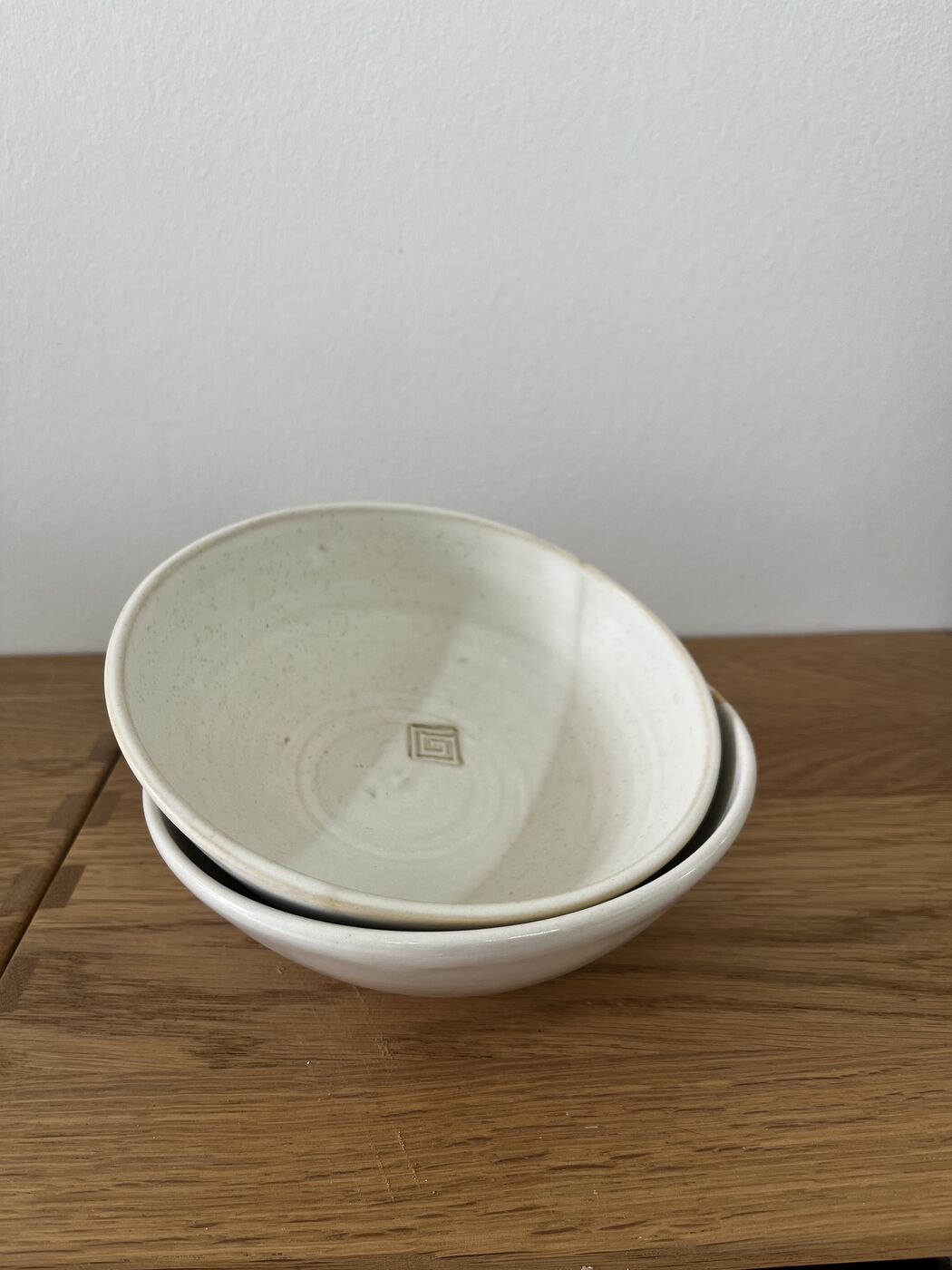 Beige skåle i stentøj